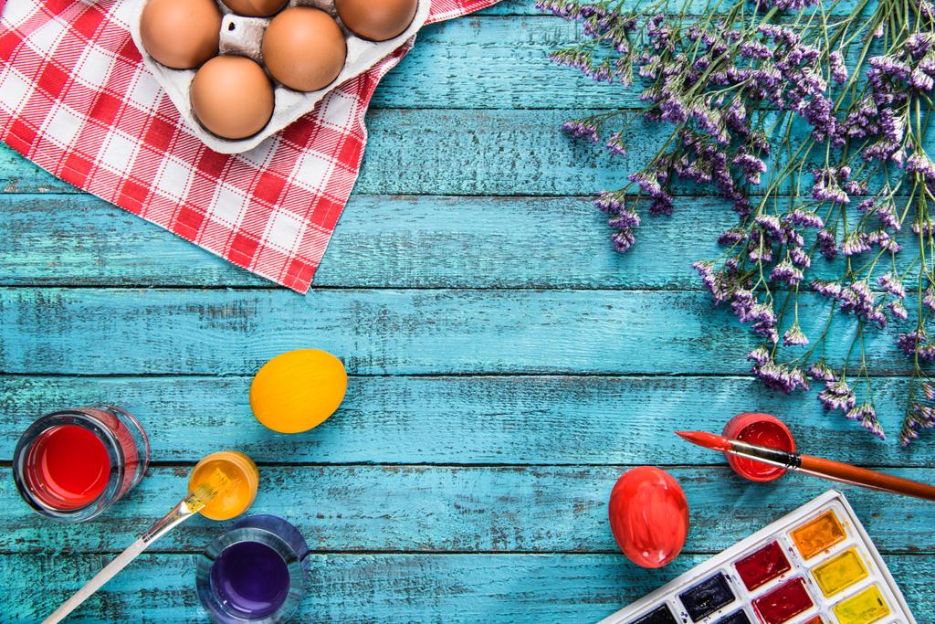 a színes tojásokat és festékek - Fotó, kép
