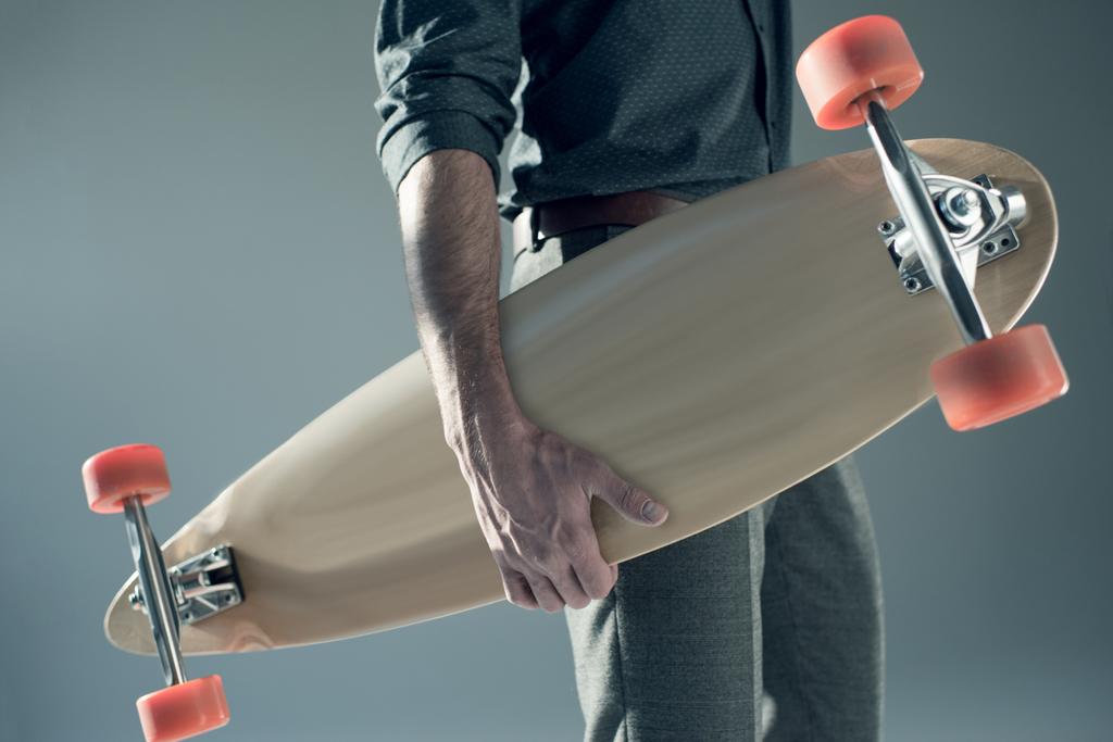 Homme élégant tenant skateboard
 - Photo, image