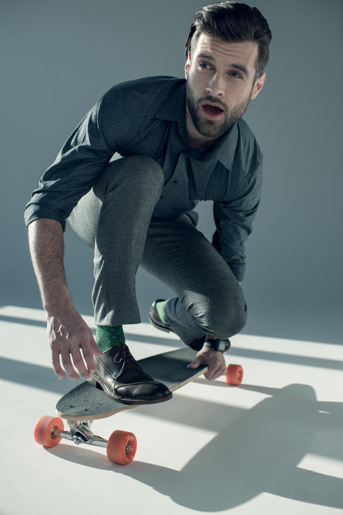 стильный мужчина на скейтборде
 - Фото, изображение