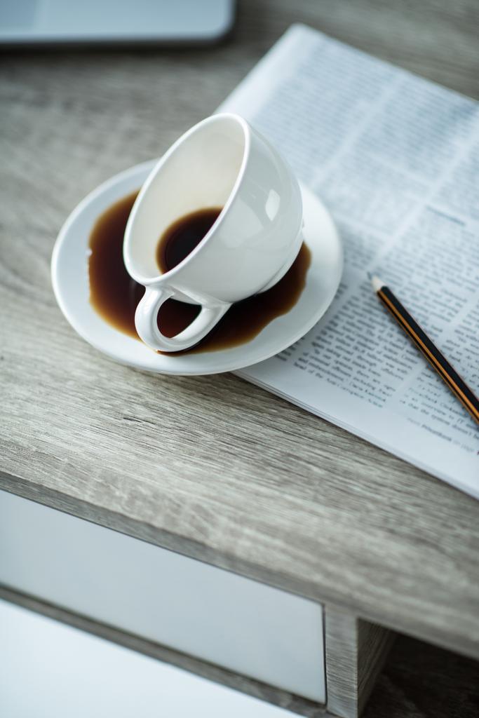 コーヒーと新聞のカップ - 写真・画像