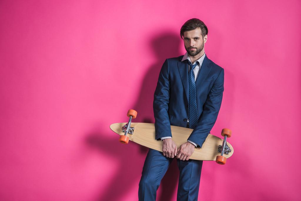 ο άνθρωπος στο κοστούμι με skateboard - Φωτογραφία, εικόνα