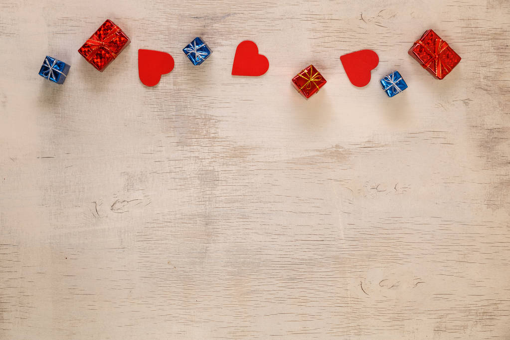 Coeurs rouges et coffrets cadeaux sur bois rustique
. - Photo, image