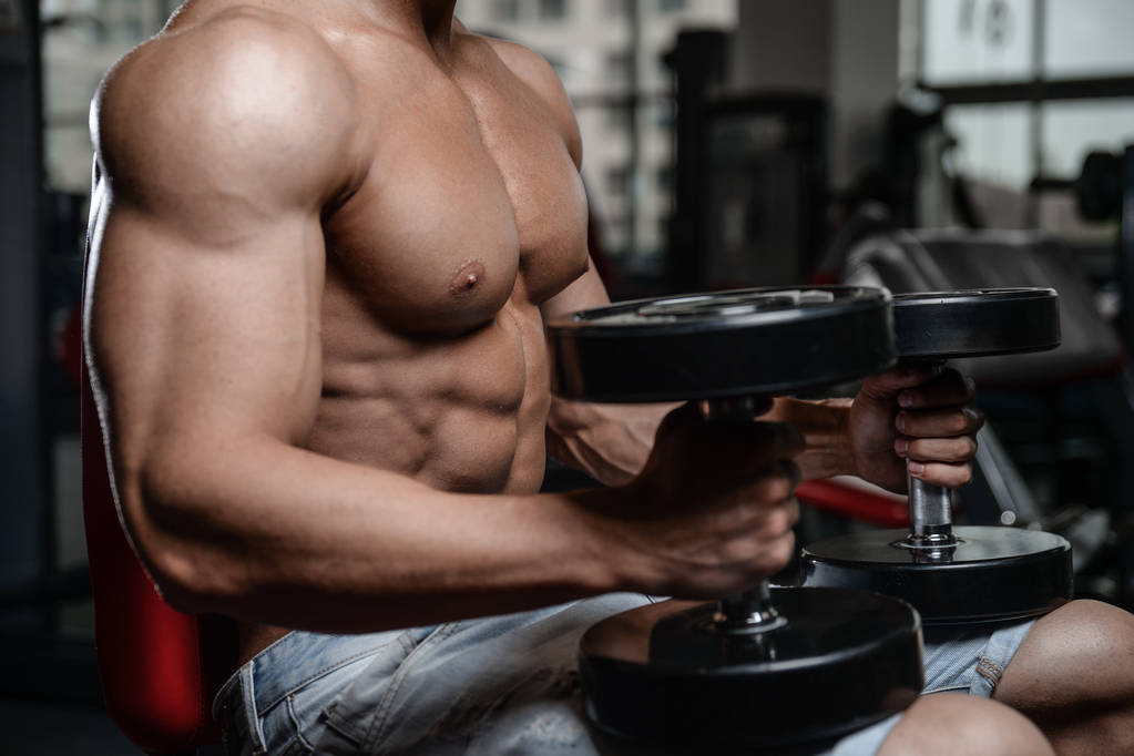 Sterke en knappe sportieve jonge man spieren abs en biceps - Foto, afbeelding