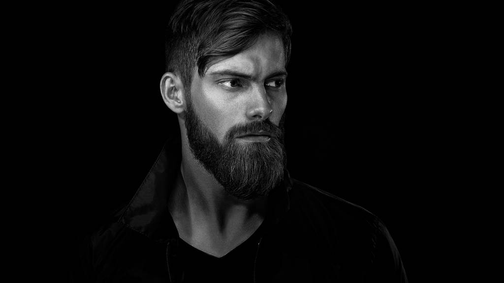 Fekete-fehér portré egy töprengő mo-szakállas jóképű férfi - Fotó, kép