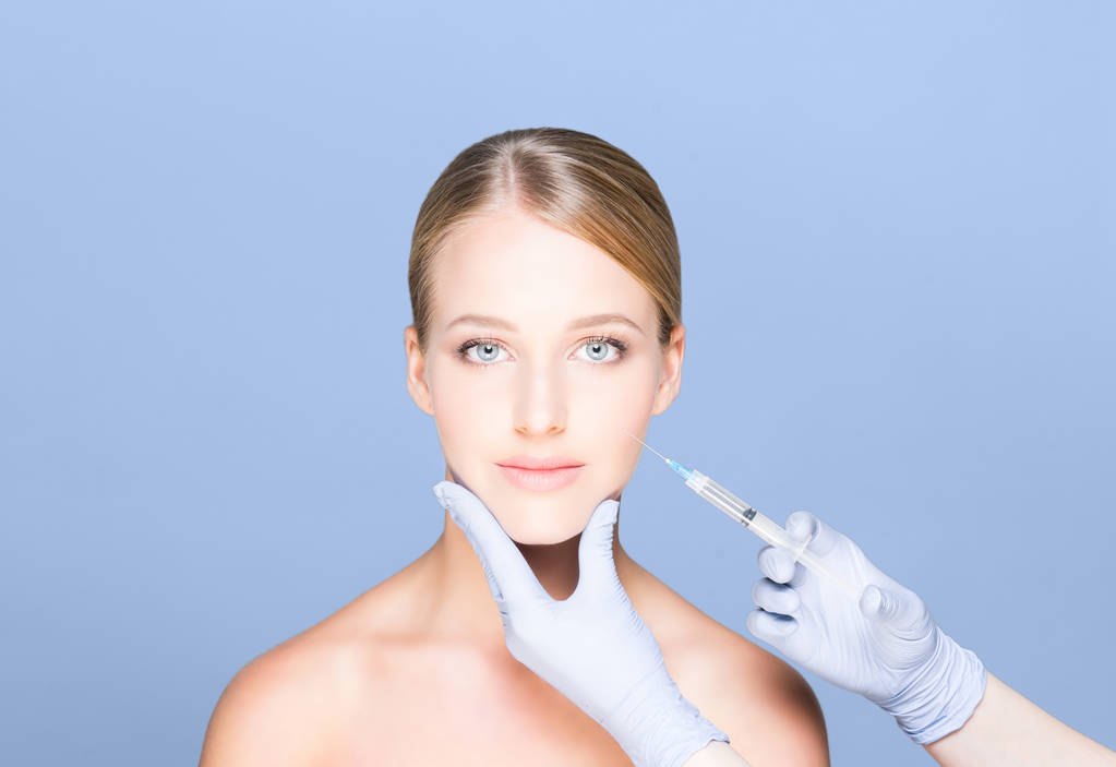 Médico haciendo inyección en la cara de la mujer
 - Foto, imagen
