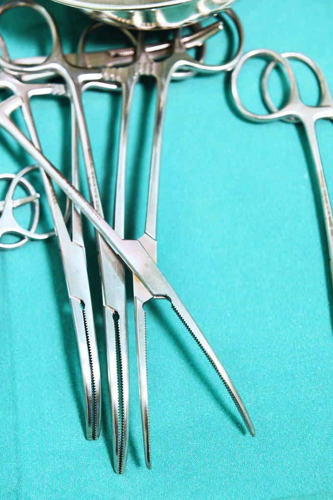 Детальний знімок стерилізованих хірургічних інструментів
  - Фото, зображення