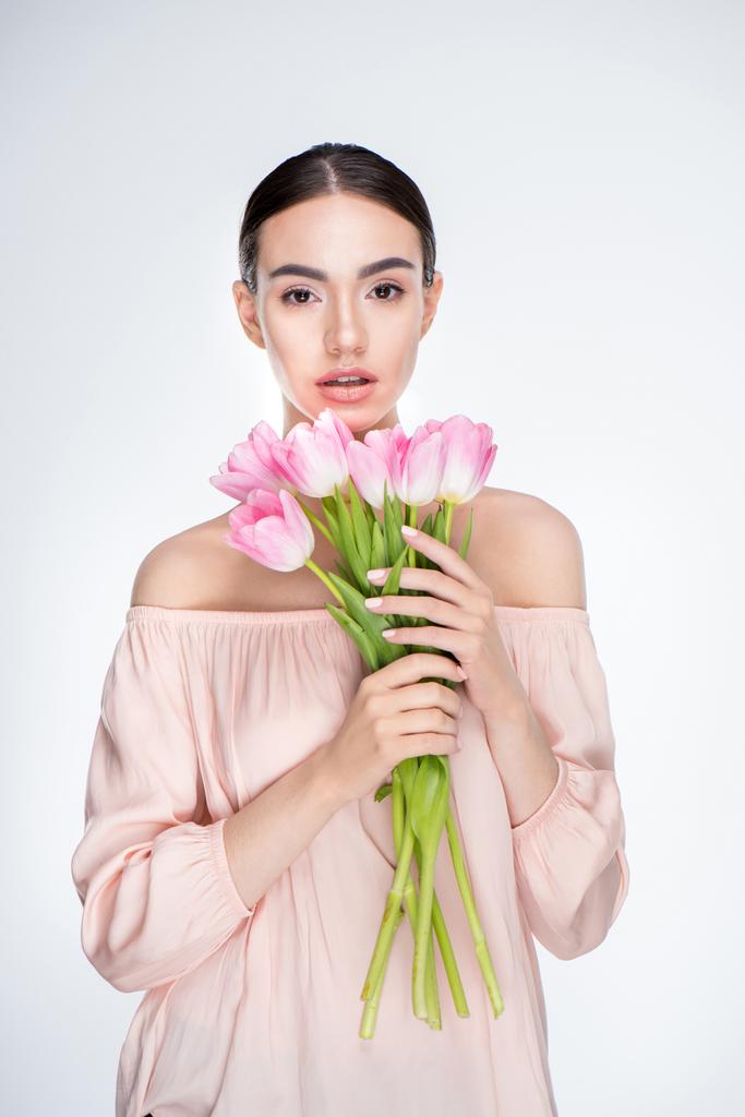 Женщина с розовым букетом тюльпанов
 - Фото, изображение