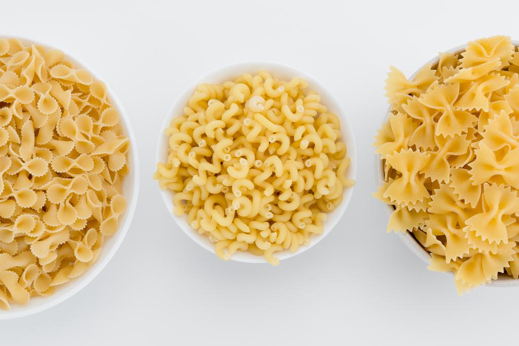 Macaronis italiens crus en assiettes
 - Photo, image