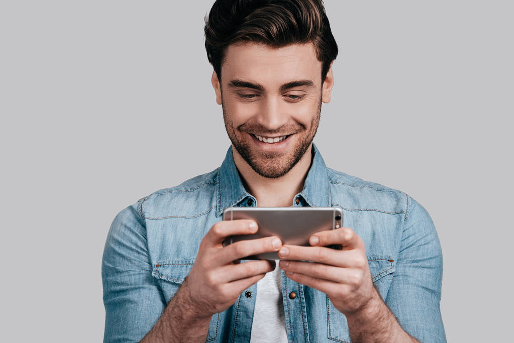 homem usando smartphone e mensagem de leitura
 - Foto, Imagem