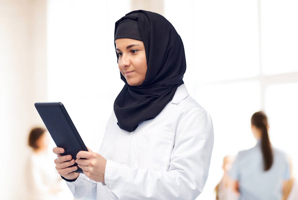 musliminainen nainen lääkäri hijabissa tabletin kanssa pc
 - Valokuva, kuva