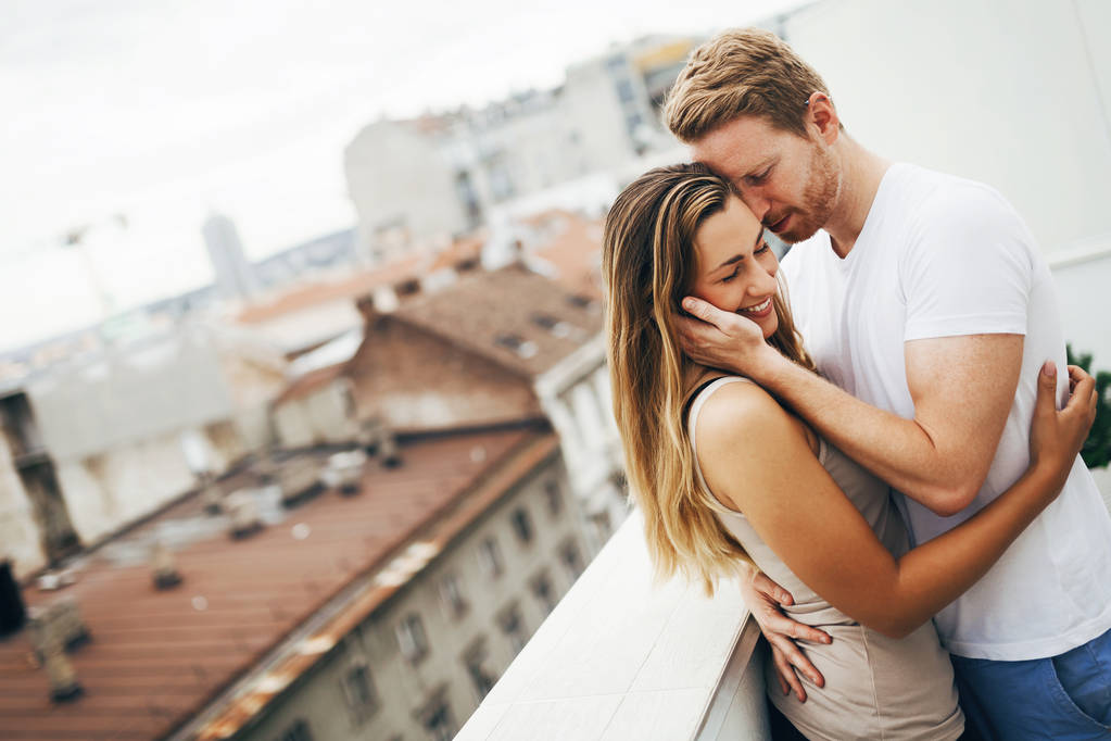 Romantyczna para na dachu - Zdjęcie, obraz