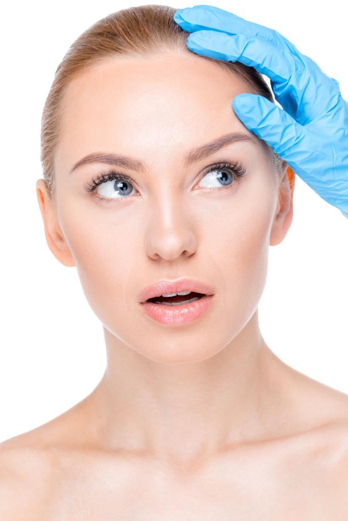 Kosmetologe untersucht Gesicht des Patienten - Foto, Bild