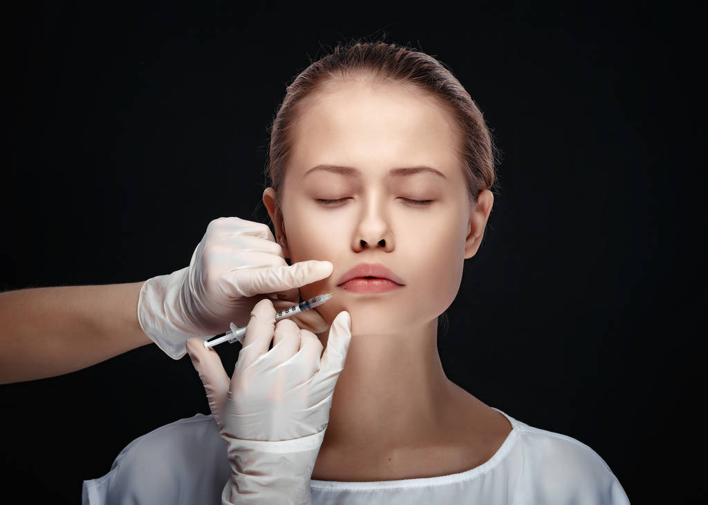 Retrato de jovem caucasiana recebendo injeção cosmética - Foto, Imagem