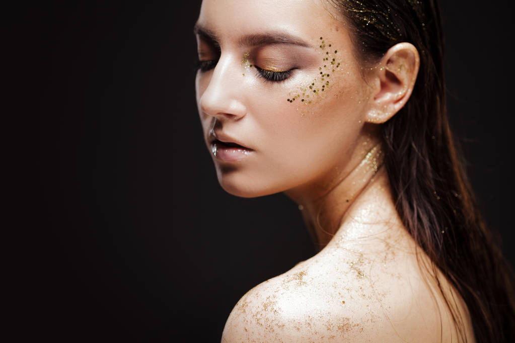 Close-up van portret van mooie vrouw met creatieve gouden make up - Foto, afbeelding