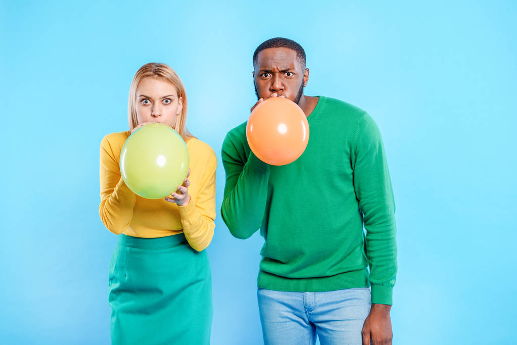 Neşeli erkek ve kadın renkli balon şişirme - Fotoğraf, Görsel