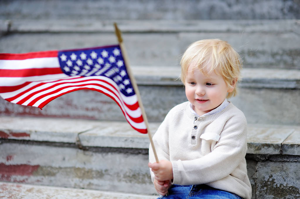Симпатичный мальчик с американским флагом
 - Фото, изображение