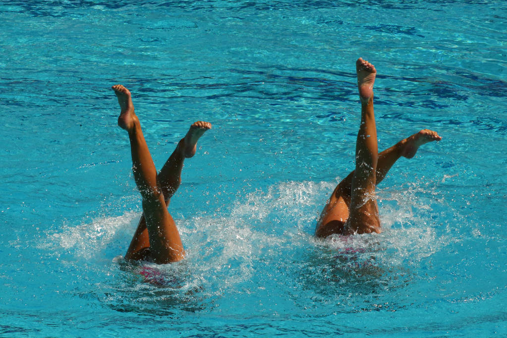 Dúo de natación sincronizado durante la competición
 - Foto, imagen