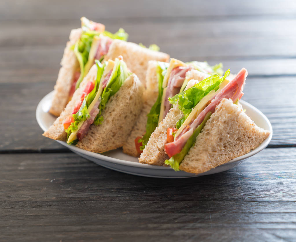 sandwich sur fond bois - Photo, image