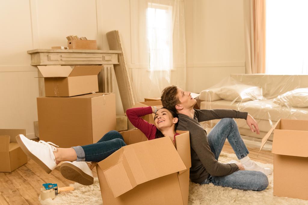 Couple déménageant dans une nouvelle maison  - Photo, image