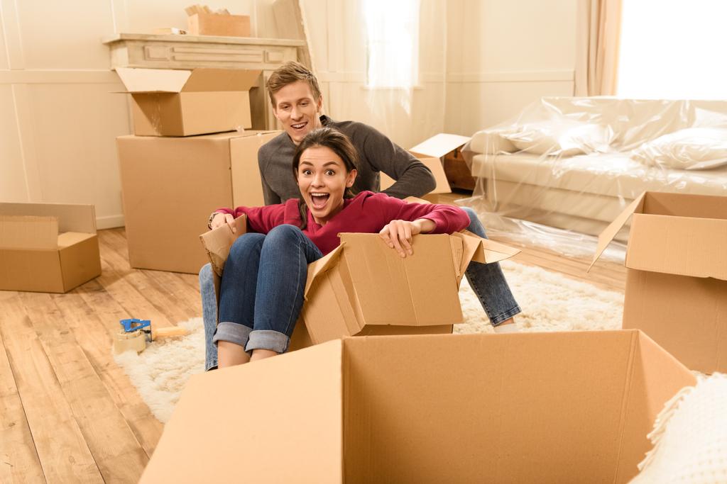 Couple déménageant dans une nouvelle maison  - Photo, image