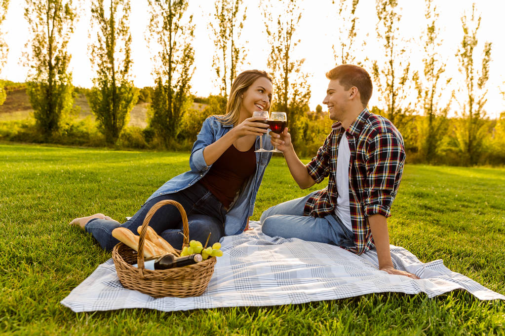 トーストを作る公園のカップル - 写真・画像