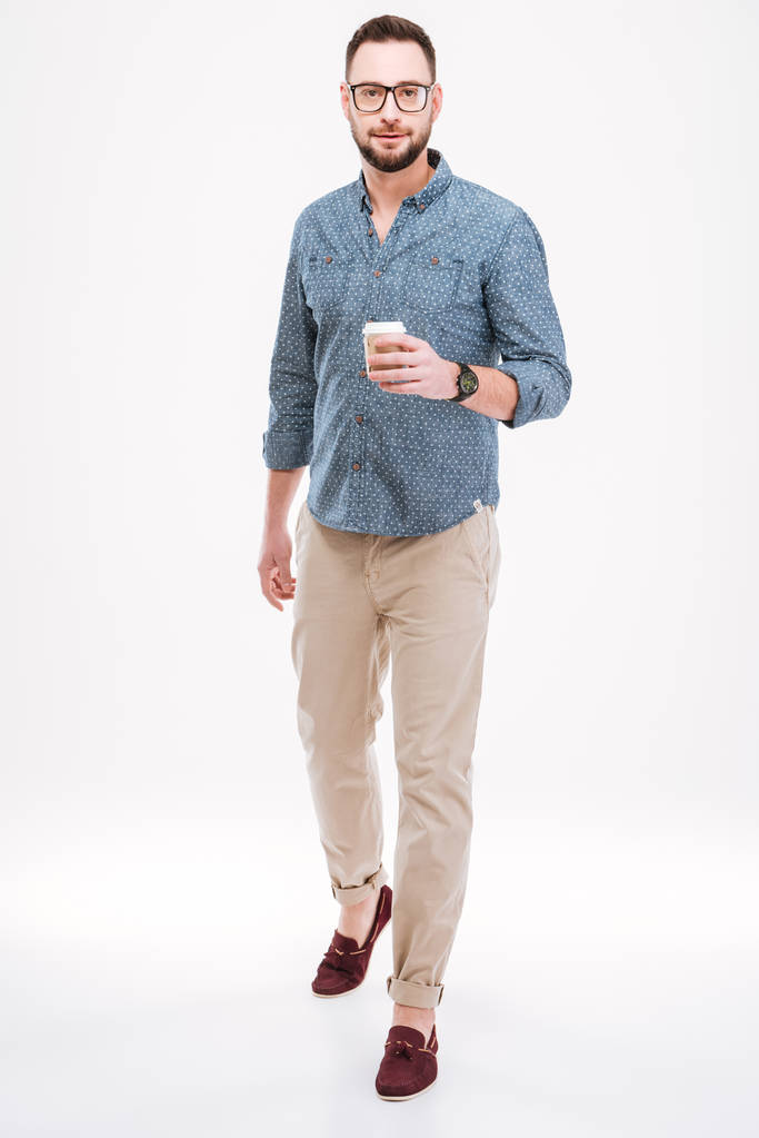 Przystojny Brodaty mężczyzna stojący filiżankę kawy - Zdjęcie, obraz