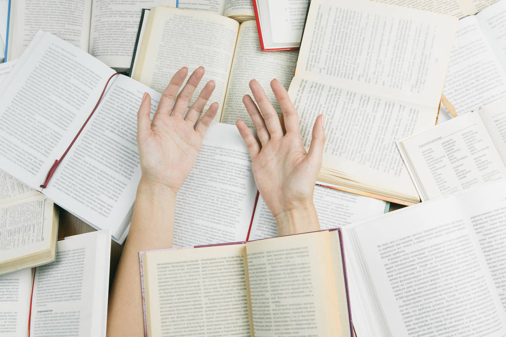  Ženská ruka pozor na mnoho knih. vzdělání a čtení milenci - Fotografie, Obrázek