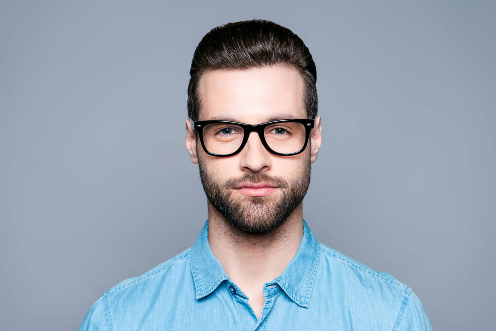 Retrato de joven barbudo guapo en gafas sobre fondo gris
 - Foto, Imagen