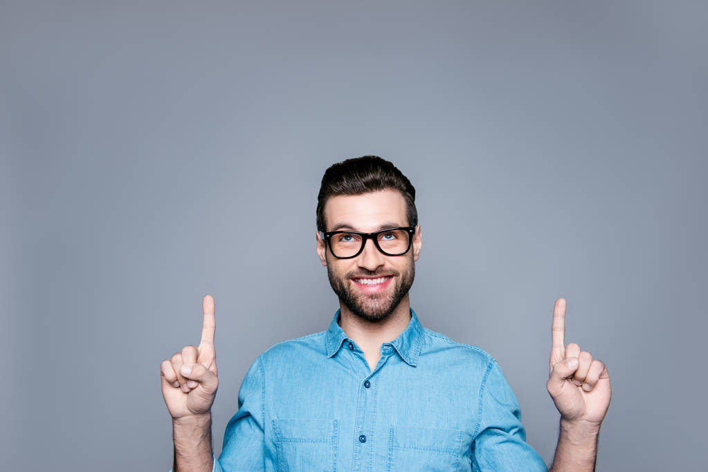 Retrato de joven hombre barbudo alegre en gafas haciendo gestos hacia arriba
 - Foto, Imagen