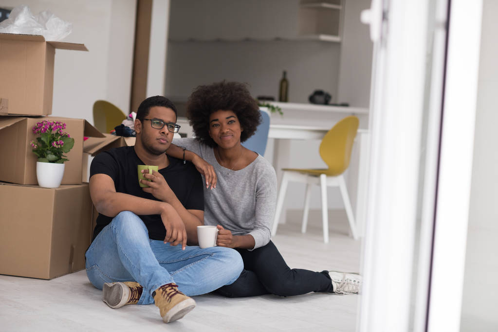 Afrikanisch-amerikanisches Paar entspannt sich in neuem Haus - Foto, Bild