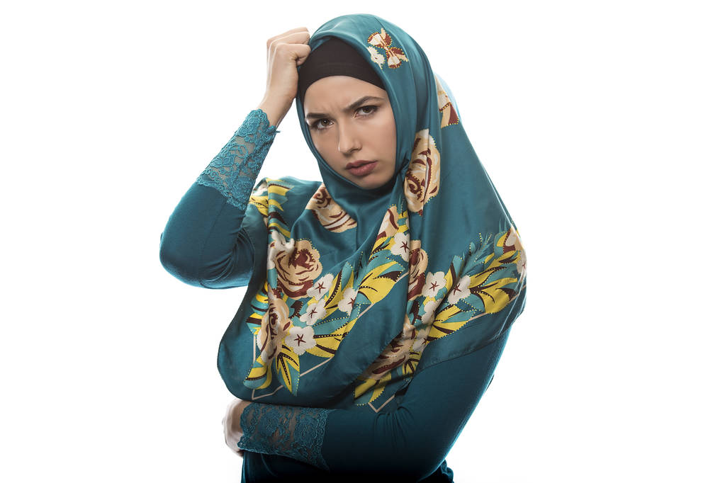 Vrouwen dragen Hijab geïsoleerd op een witte achtergrond - Foto, afbeelding