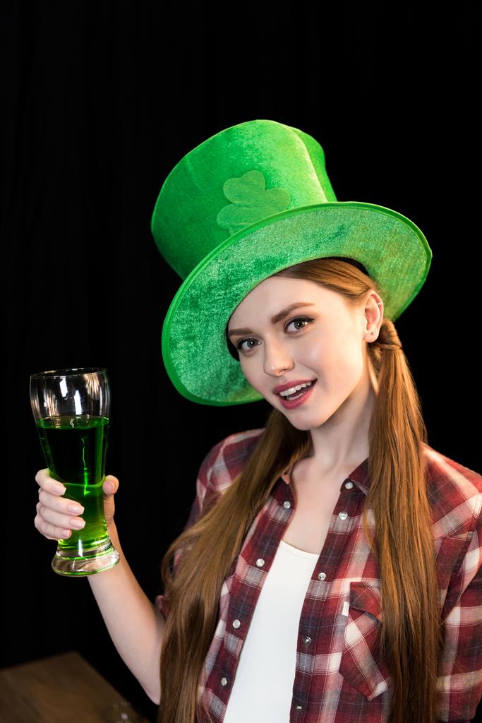 Frau feiert St. Patrick 's Day - Foto, Bild