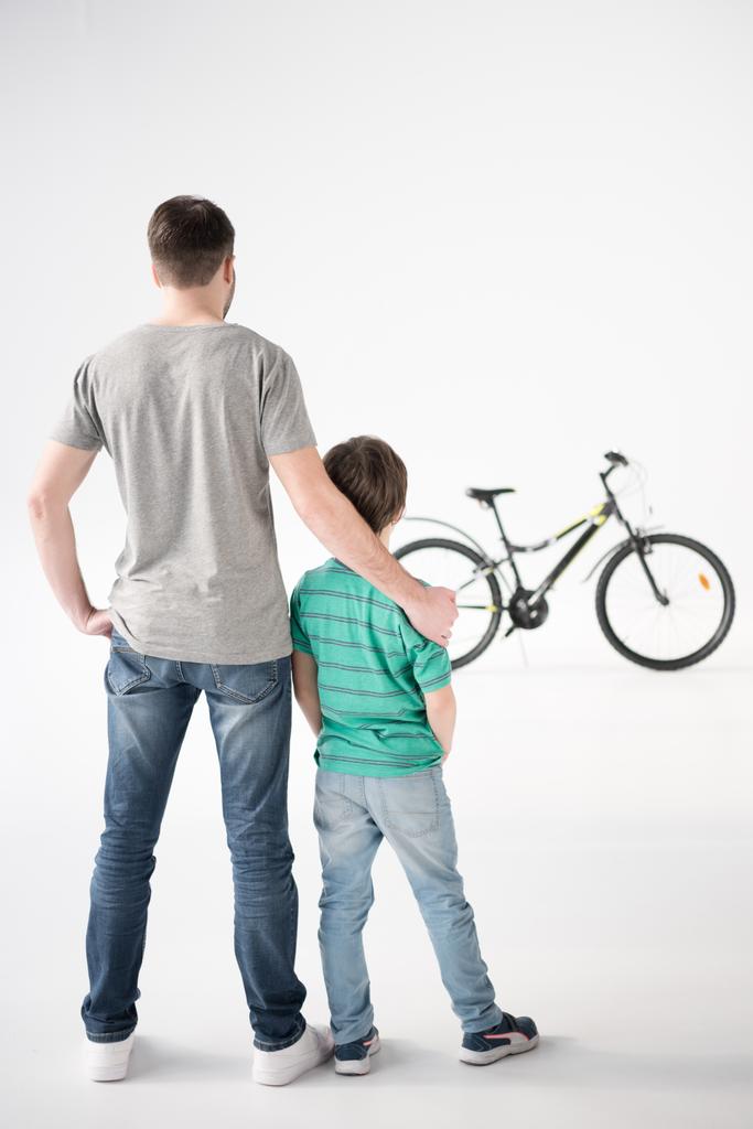 Baba ve oğul bisiklet ile - Fotoğraf, Görsel