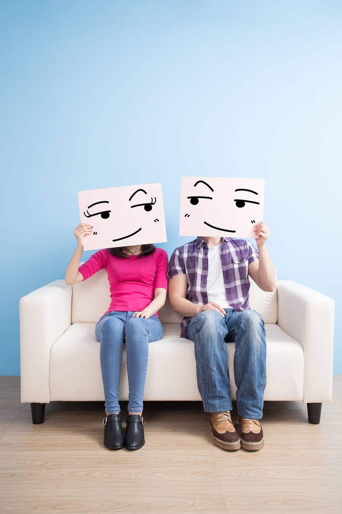 reklam panoları holding ve oturan bir çift   - Fotoğraf, Görsel