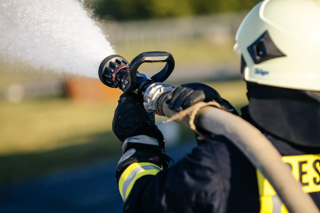 brandweerman boormachines, water lekkage verbranding zone - Foto, afbeelding