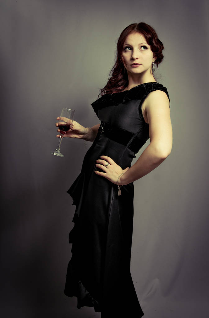 rothaarige Mädchen mit einem Glas Wein in der Hand - Foto, Bild