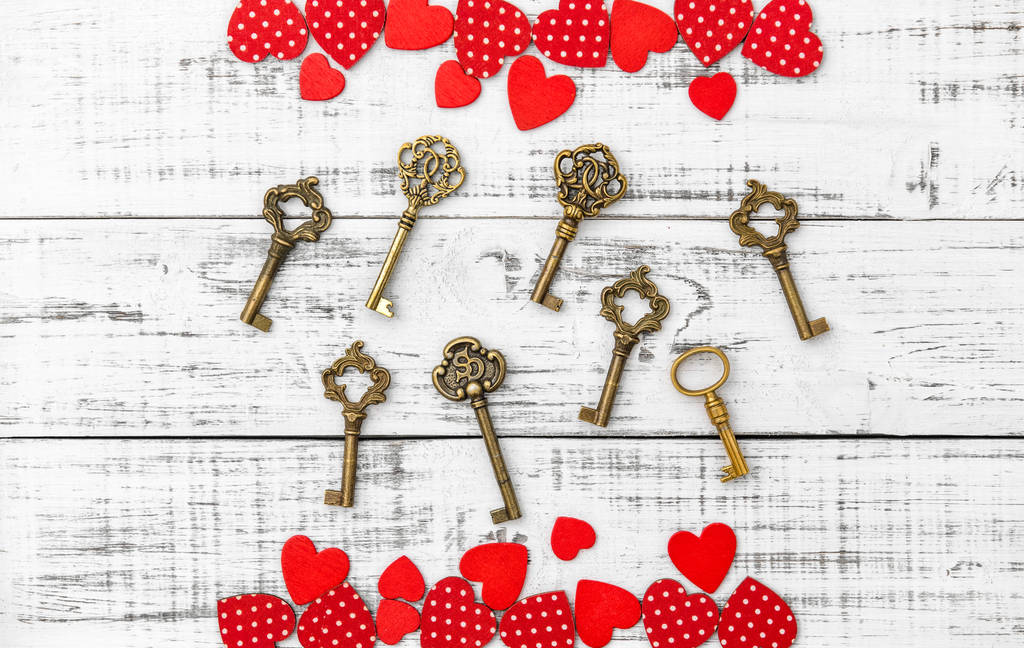 Piros szív arany kulcsok fa háttér Valentin-napi szerelmes - Fotó, kép
