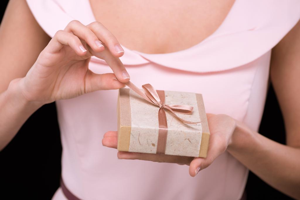 Mujer sosteniendo caja de regalo
 - Foto, Imagen