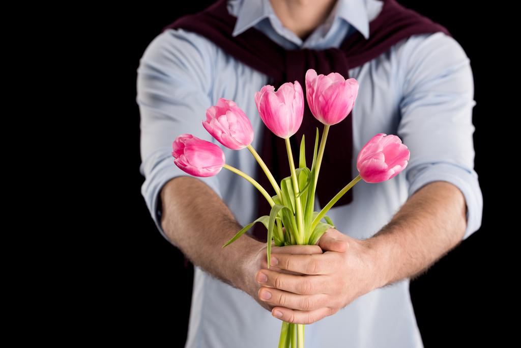 Hombre sosteniendo tulipanes
 - Foto, Imagen