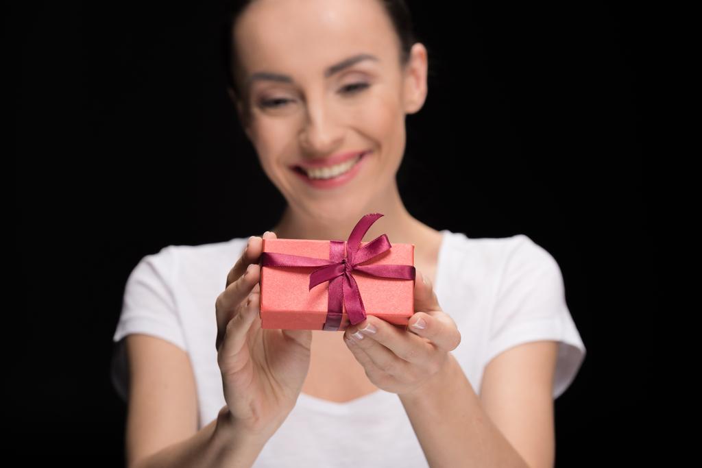 Женщина держит подарок - Фото, изображение