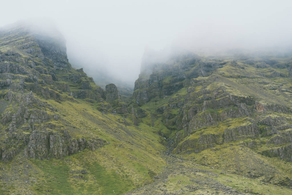Brouillard dans la montagne islandaise
 - Photo, image