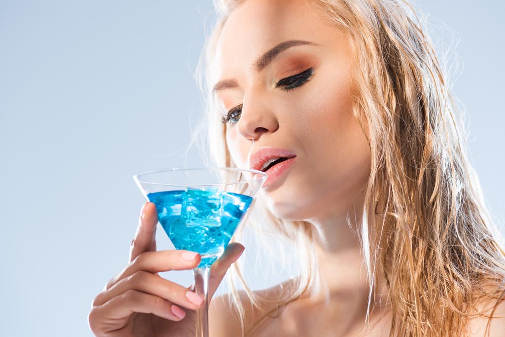 γυναίκα με κοκτέιλ ποτό - Φωτογραφία, εικόνα