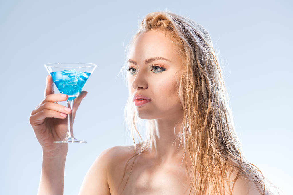 vrouw met cocktail drinken - Foto, afbeelding