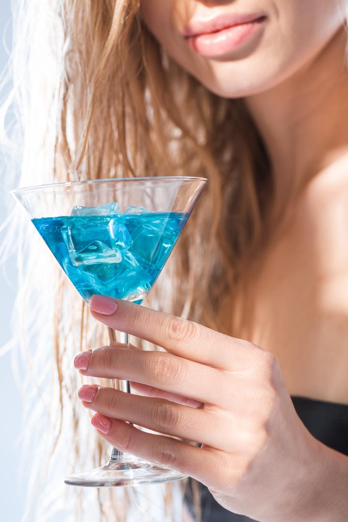 kadın kokteyl içki ile - Fotoğraf, Görsel