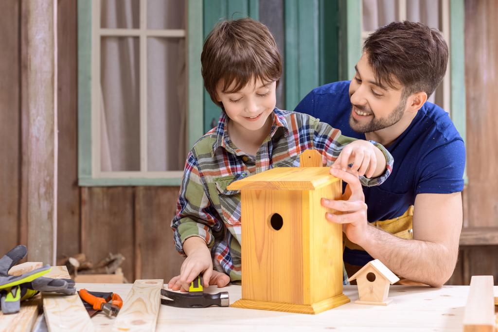 Отец и сын строят скворечник
  - Фото, изображение