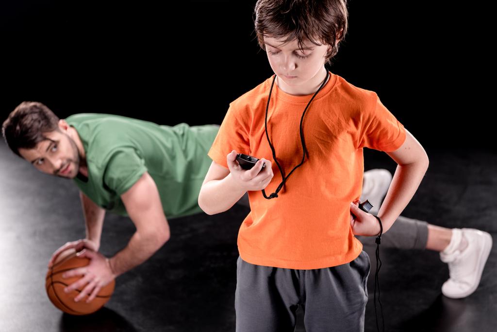 мужчина и мальчик тренируются вместе
 - Фото, изображение