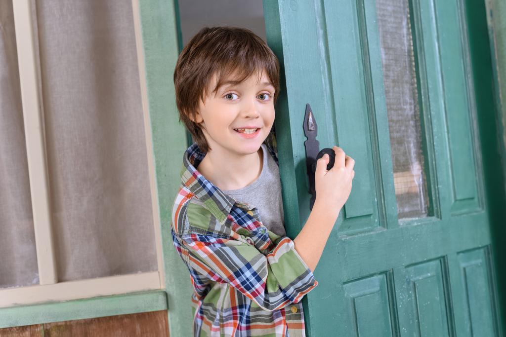 Rapaz de pé perto da porta
 - Foto, Imagem