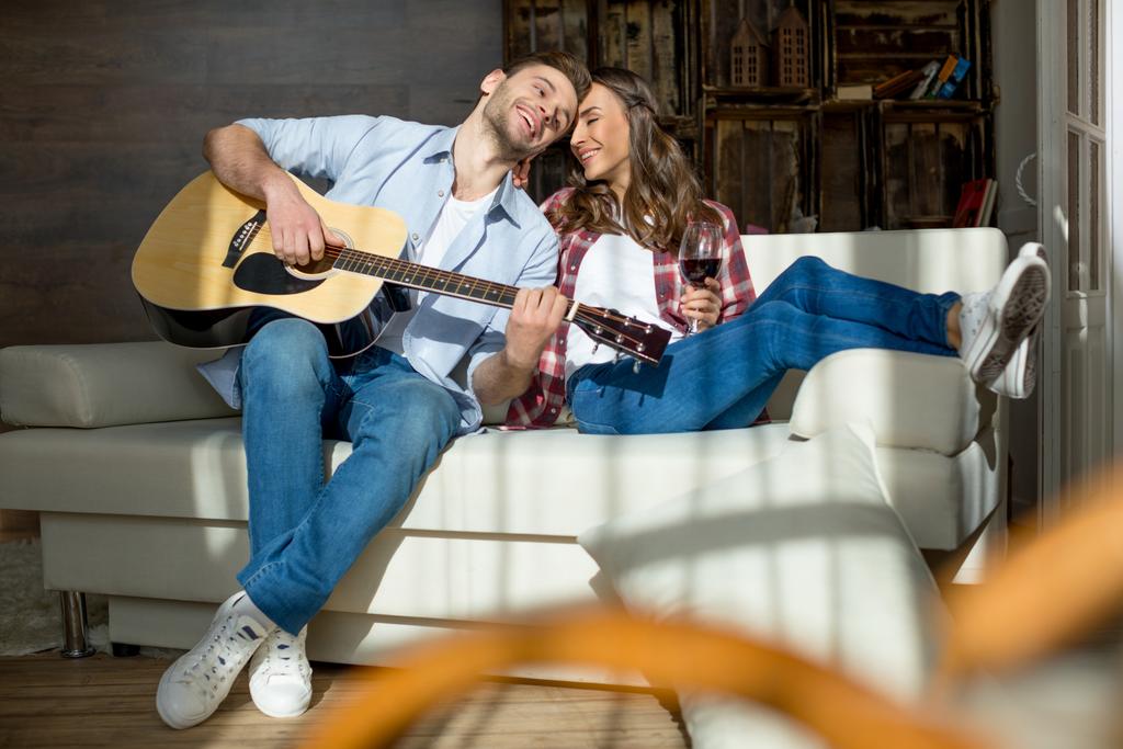 Jovem casal feliz com guitarra
 - Foto, Imagem