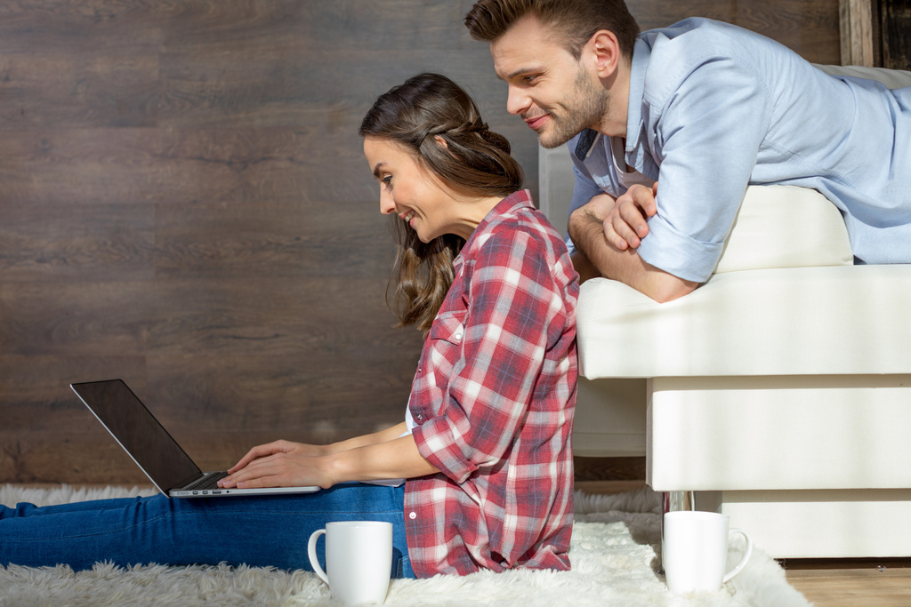 jovem casal usando laptop - Foto, Imagem