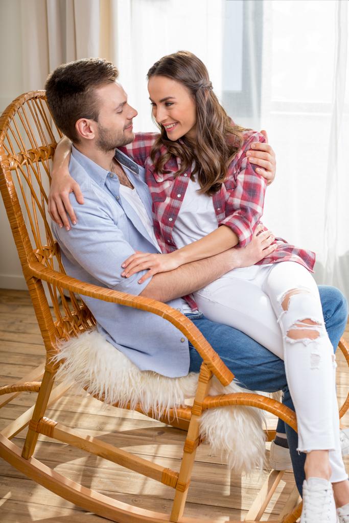 Счастливая пара в кресле-качалке
 - Фото, изображение
